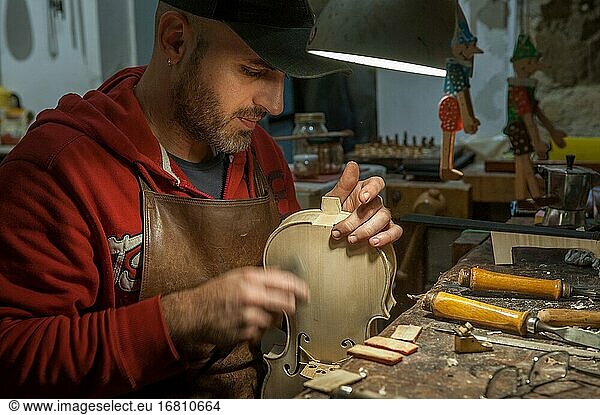 Der neapolitanische Geigenbauer Alessandro Zanesco bei der Arbeit in seinem Atelier.