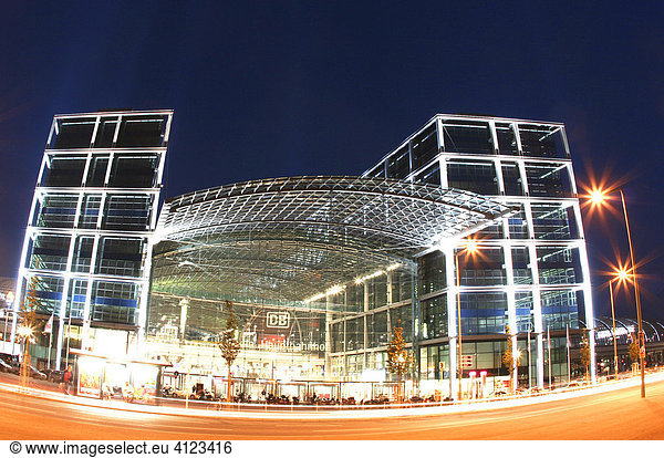 Der neue Hauptbahnhof in Berlin bei Nacht Berlin Deutschland