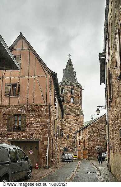 Der Ort Saint Come d'Olt mit seinem verdrehten Kirchendach Midi Pyrenees Aveyron Frankreich am 27. September 2020.