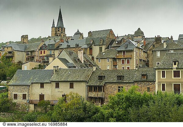 Der Ort Saint Come d'Olt mit seinem verdrehten Kirchendach Midi Pyrenees Aveyron Frankreich am 27. September 2020.