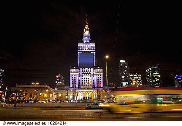 Der Palast der Kultur und Wissenschaft bei Nacht beleuchtet  Warschau  Polen