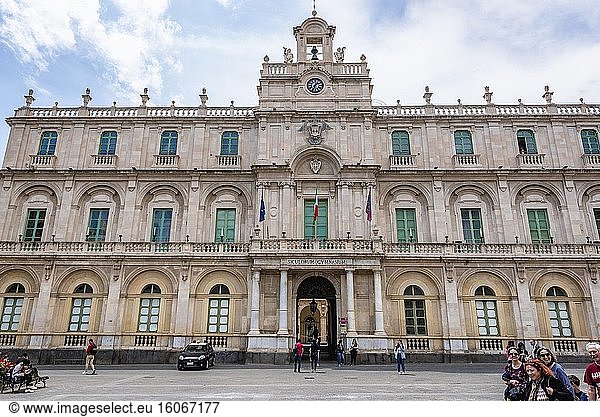 Der Palast der Universität von Catania befindet sich auf der Piazza Universita in Catania  der zweitgrößten Stadt der italienischen Insel Sizilien.