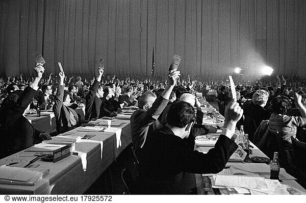 Der 1. Parteitag der mit SED-Unterstützung in der Bundesrepublik wieder zugelassenen kommunistischen Partei DKP fand am 12. -13. 4. 1969 in der Grugahalle in Essen statt  Deutschland  Europa
