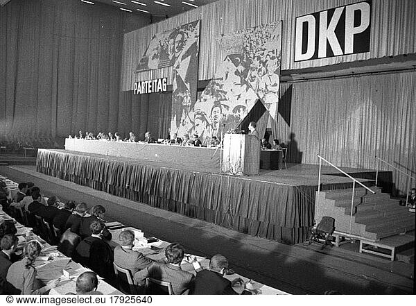 Der 1. Parteitag der mit SED-Unterstützung in der Bundesrepublik wieder zugelassenen kommunistischen Partei DKP fand am 12. -13. 4. 1969 in der Grugahalle in Essen statt  Deutschland  Europa