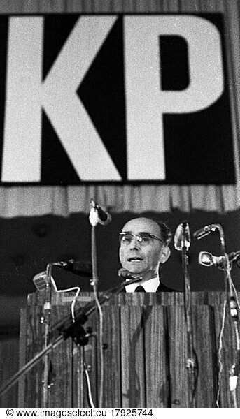 Der 1. Parteitag der mit SED-Unterstützung in der Bundesrepublik wieder zugelassenen kommunistischen Partei DKP fand am 12. -13. 4. 1969 in der Grugahalle in Essen statt. Kurt Bachmann am RPult  Deutschland  Europa