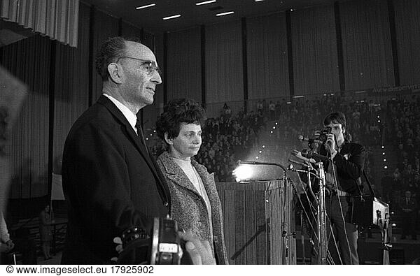 Der 1. Parteitag der mit SED-Unterstützung in der Bundesrepublik wieder zugelassenen kommunistischen Partei DKP fand am 12. -13. 4. 1969 in der Grugahalle in Essen statt. Kurt Bachmann  N. N. v. l. n. r  Deutschland  Europa