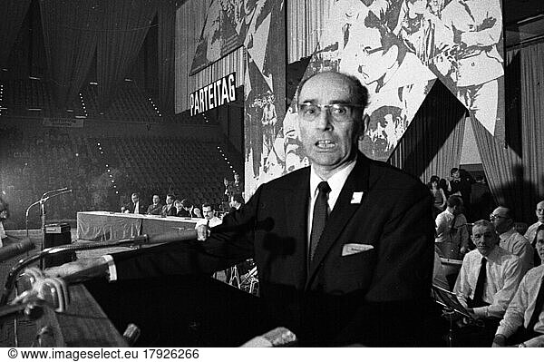 Der 1. Parteitag der mit SED-Unterstützung in der Bundesrepublik wieder zugelassenen kommunistischen Partei DKP fand am 12. -13. 4. 1969 in der Grugahalle in Essen statt. Kurt Bachmann am RPult  Deutschland  Europa