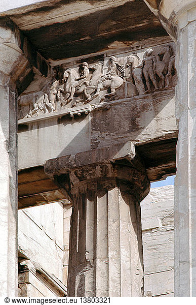 Der Parthenon-Fries  dieses Detail stammt aus dem Westportal und zeigt Reiter  die sich auf die Feier des Geburtstags von Athenas vorbereiten  indem sie an der Panathenäischen Prozession teilnehmen. Griechenland. Altgriechisch. 447 432 V. CHR. Athen  Akropolis.