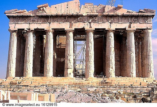 Der Parthenon-Tempel  der der Jungfrau Athene gewidmet ist  steht auf dem Akropolis-Hügel mit Blick auf Athen Griechenland