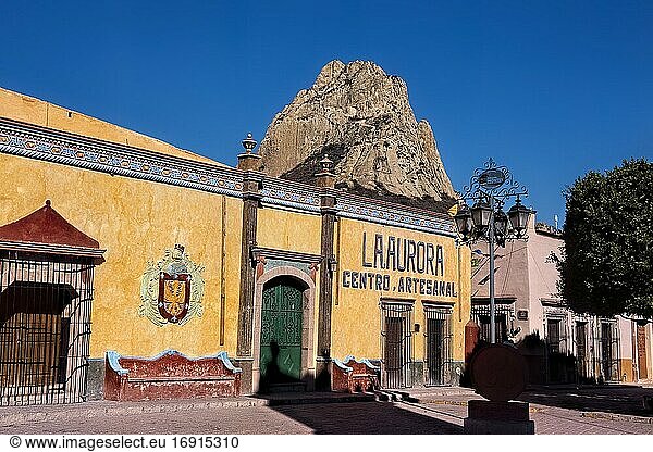 Der Pe?a de Bernal  UNESCO-Stätte und einer der größten Monolithen der Welt  erhebt sich über Bernal  Queretaro  Mexiko.