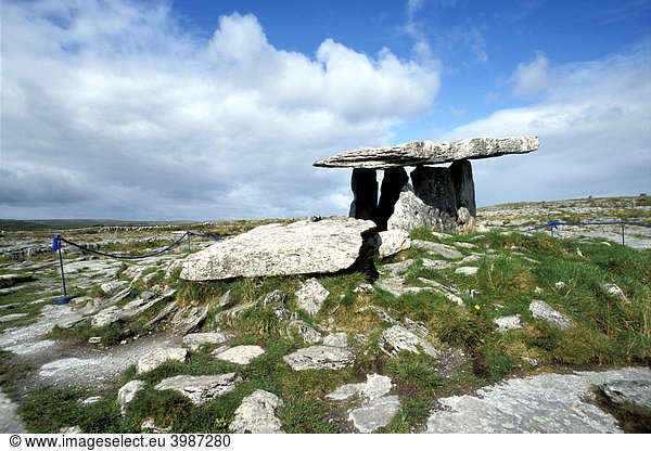 Der Poulnabrone Dolmen  The Burren  Clare  Irland