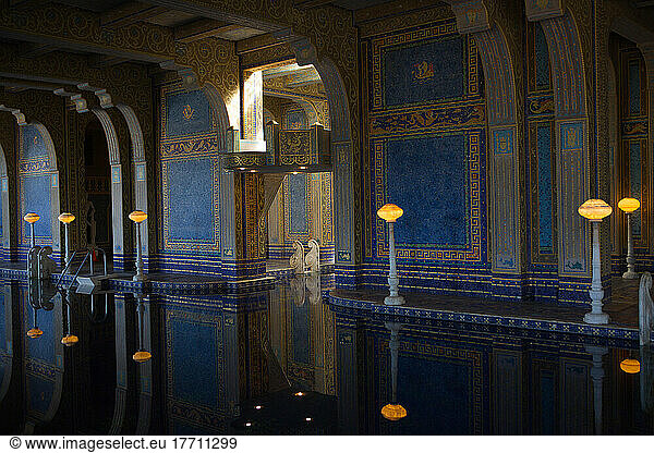 Der römische Pool im Hearst Castle  der einem antiken römischen Bad nachempfunden ist  ist mit blauen und goldenen Mosaikmustern gefliest und mit kunstvollen Lichtskulpturen beleuchtet; Hearst Castle  San Simeon  Kalifornien