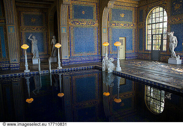 Der römische Pool im Hearst Castle  der einem antiken römischen Bad nachempfunden ist  ist mit Mosaikmustern in Blau und Gold gefliest  mit kunstvoller Beleuchtung versehen und von Skulpturen umgeben; Hearst Castle  San Simeon  Kalifornien