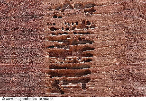 Der rötliche Sandstein in Petra bietet ein interessantes Farbenspiel  Jordanien  Asien