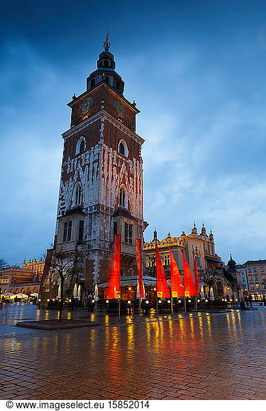 Der Rathausturm auf dem Hauptplatz von Krakau  Polen