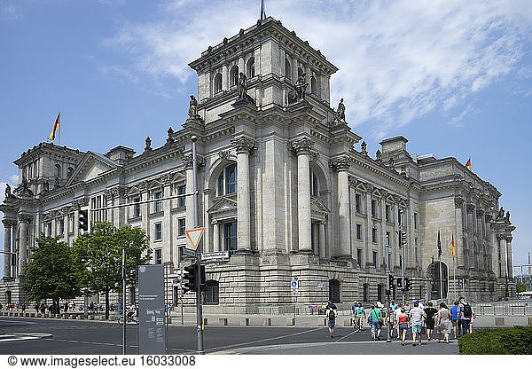 Der Reichstag  historisches Bauwerk in Berlin  Deutschland  Europa