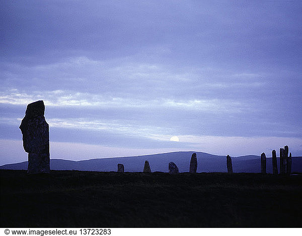 Der Ring of Brodgar bei Mondaufgang  UK. frühe Bronzezeit. Orkney-Inseln.