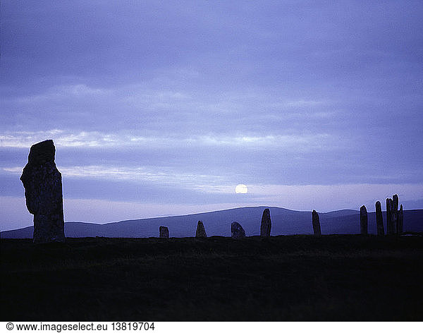 Der Ring of Brodgar bei Mondaufgang  UK. frühe Bronzezeit. Orkney-Inseln.