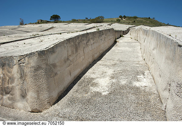Der Riss  Künstler Alberto Burri  Ruinen aus Erdbeben mit Zement übergossen  Mahnmal  Gibellina Vecchia  Provinz Trapani  Sizilien  Italien  Europa