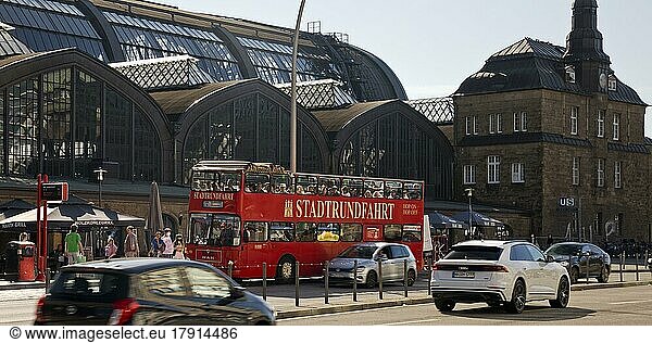 Der rote Stadtrundfahrt Doppeldecker Bus vor dem Hauptbahnhof  Hamburg  Deutschland  Europa