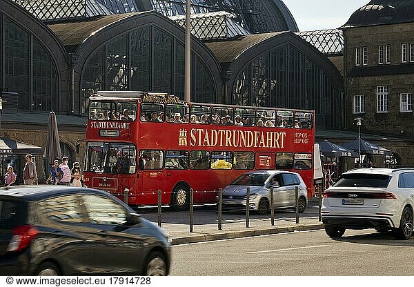 Der rote Stadtrundfahrt Doppeldecker Bus vor dem Hauptbahnhof  Hamburg  Deutschland  Europa
