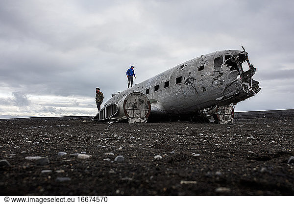 Der Rumpf eines abgestürzten DC-3-Flugzeugs der US Navy in der Nähe von Vik  Island.