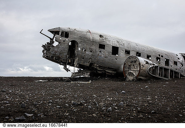 Der Rumpf eines abgestürzten DC-3-Flugzeugs der US Navy in der Nähe von Vik  Island.