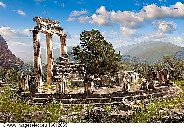 Der runde Tholos-Tempel von Delphi mit dorischen Säulen  380 v. Chr.  Heiligtum der Athena Pronaia  archäologische Stätte von Delphi  Griechenland.