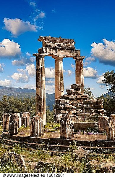 Der runde Tholos-Tempel von Delphi mit dorischen Säulen  380 v. Chr.  Heiligtum der Athena Pronaia  archäologische Stätte von Delphi  Griechenland.
