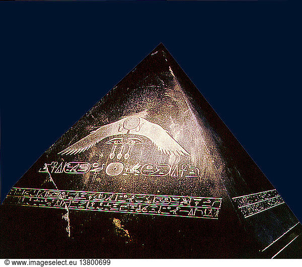 Der Schlussstein der ersten Pyramide des Königs Amenemhat III. aus der 12. Dynastie. Unter einer geflügelten Sonnenscheibe befinden sich Hieroglyphentexte  die dem König den Zugang zum Sonnengott anbieten. Ägypten. Altägyptisch. Mittleres Reich  12. Dynastie. Dahshur um 1850 1800 v. Chr.