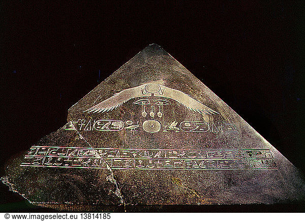 Der Schlussstein der ersten Pyramide des Königs Amenemhat III. aus der 12. Dynastie. Unter einer geflügelten Sonnenscheibe befinden sich Hieroglyphentexte  die dem König den Zugang zum Sonnengott anbieten. Ägypten. Altägyptisch. Mittleres Reich  12. Dynastie. Dahschur  ca. 1850 1800 v. Chr.