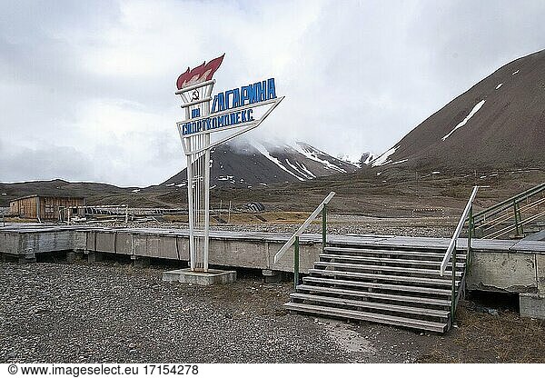 Der Sportkomplex Grarin. Die verlassene russische Bergbaustadt Piramida auf Svalbard wird fast täglich von Touristen besucht  die mit dem Schiff aus Longyearbyen kommen. Vieles ist zerstört  zerbrochen und vernichtet  was der empfindlichen  arktischen Umwelt schaden kann.