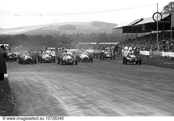Der Start zum Festival of Britain Trophy Rennen in Goodwood  England 1951.