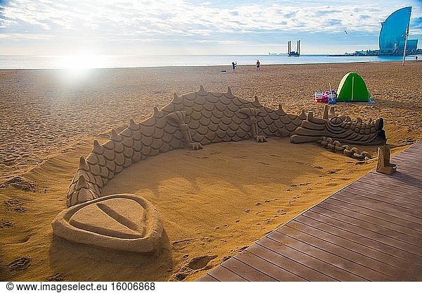 Der Strand Barceloneta in Barcelona  Spanien. Barcelona ist bekannt als eine künstlerische Stadt an der Ostküste Spaniens.