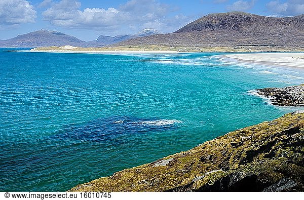 Der Strand von Seilebost  Isle of Harris  Äußere Hebriden  Schottland. Die Insel Taransay ist links im Hintergrund zu sehen.