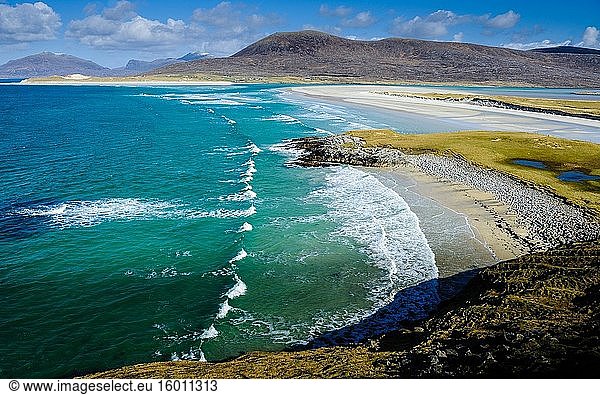 Der Strand von Seilebost  Isle of Harris  Äußere Hebriden  Schottland. Die Insel Taransay ist links im Hintergrund zu sehen.