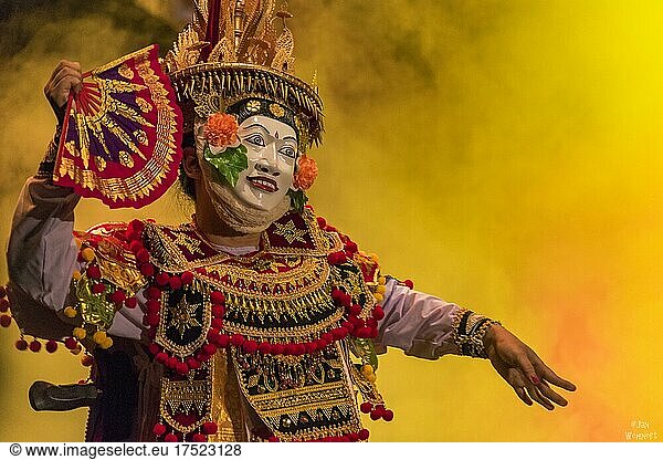 Der Tanz Barong  Kultureller Tänzer auf hiner Bühne  Bali  Indonesien  Asien
