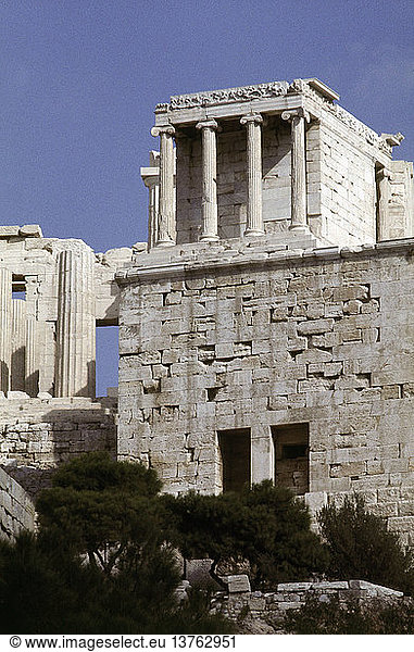 Der Tempel der Athena Nike und die Bastion  Ansicht von Südosten. Der Tempel ist ein ionisches Gebäude. Griechenland. Altgriechisch. 427-424 V. CHR. Athen  Akropolis.