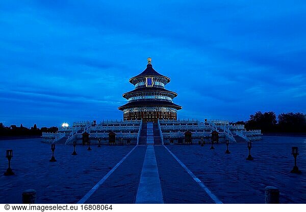Der Tempel des Himmels im Park QiNianDian bei Nacht