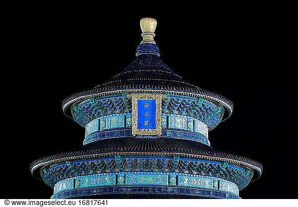 Der Tempel des Himmels im Park QiNianDian bei Nacht