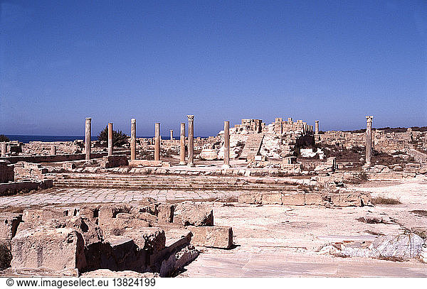 Der Tempel des Liber Pater (einer Fruchtbarkeitsgottheit) und die Agora (Marktplatz) in Sabratha  einer der drei großen Städte des römischen Tripolitanien  Libyen. Römisch  um 200 n. Chr. Sabratha.