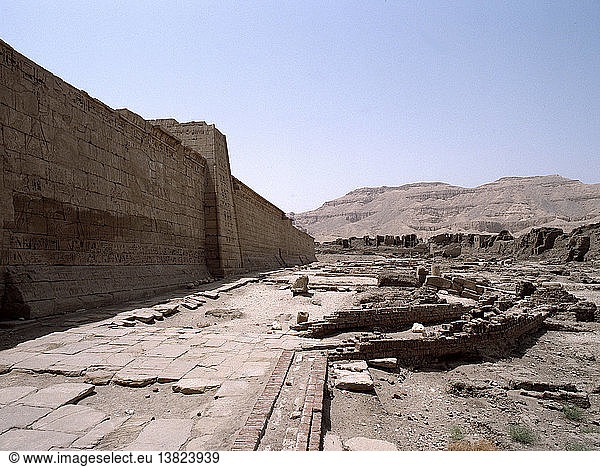Der Totentempel von Ramses III. in Medinet Habu. Der Tempel misst etwa 210 x 300 m. Altes Ägypten  Neues Ägyptisches Reich  20. Dynastie  1182 - 1151 v. Chr. Westliches Theben.