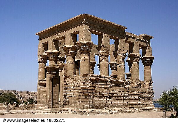 Der Trajan Kiosk auf der Insel Phliae nahe Assuan  Ägypten  Afrika