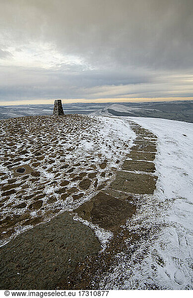 Der Trigpoint im Winter bei Mam Tor,  High Peak,  Derbyshire,  England,  Vereinigtes Königreich,  Europa