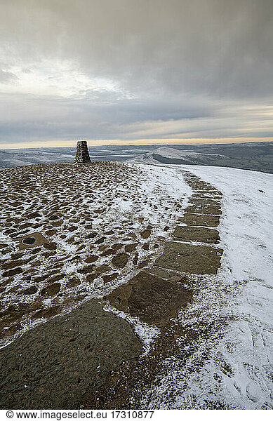 Der Trigpoint im Winter bei Mam Tor High Peak Derbyshire England Vereinigtes Königreich Europa