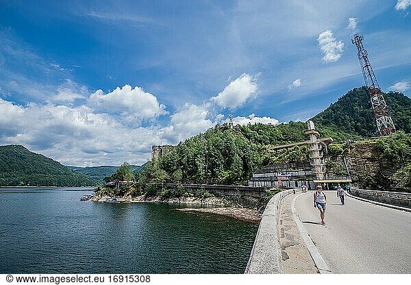 Der Vidaru-See vom Vidraru-Staudamm aus gesehen - ein 1966 fertiggestellter rumänischer Staudamm am Fluss Arges.