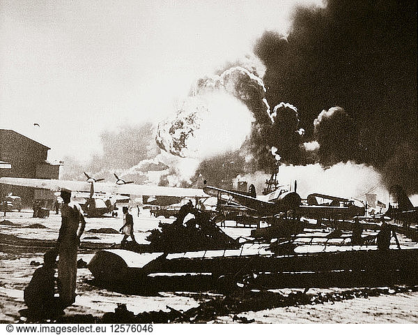 Der von Wrackteilen übersäte Marineflughafen Pearl Harbour  7. Dezember 1941. Künstler: Unbekannt