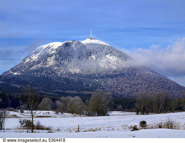 Der Vulkan Puy de DÙme im Winter  Auvergne  Frankreich  Europa