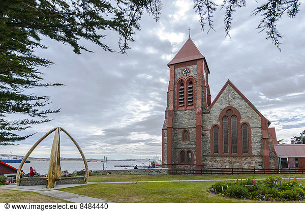 Der Walknochenbogen zum Gedenken an die auf See umgekommenen Walf‰nger  daneben die Christ Church Kathedrale  Stanley  Falklandinseln  Gro_britannien