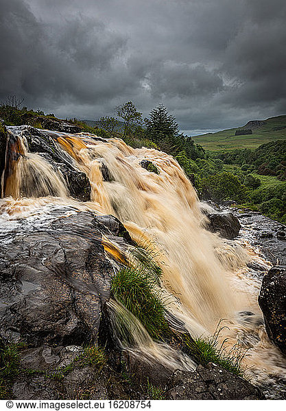Der Wasserfall Loup of Fintry am Fluss Endrick  etwa zwei Meilen vom Dorf Fintry entfernt  in der Nähe von Stirling  Schottland  Vereinigtes Königreich  Europa